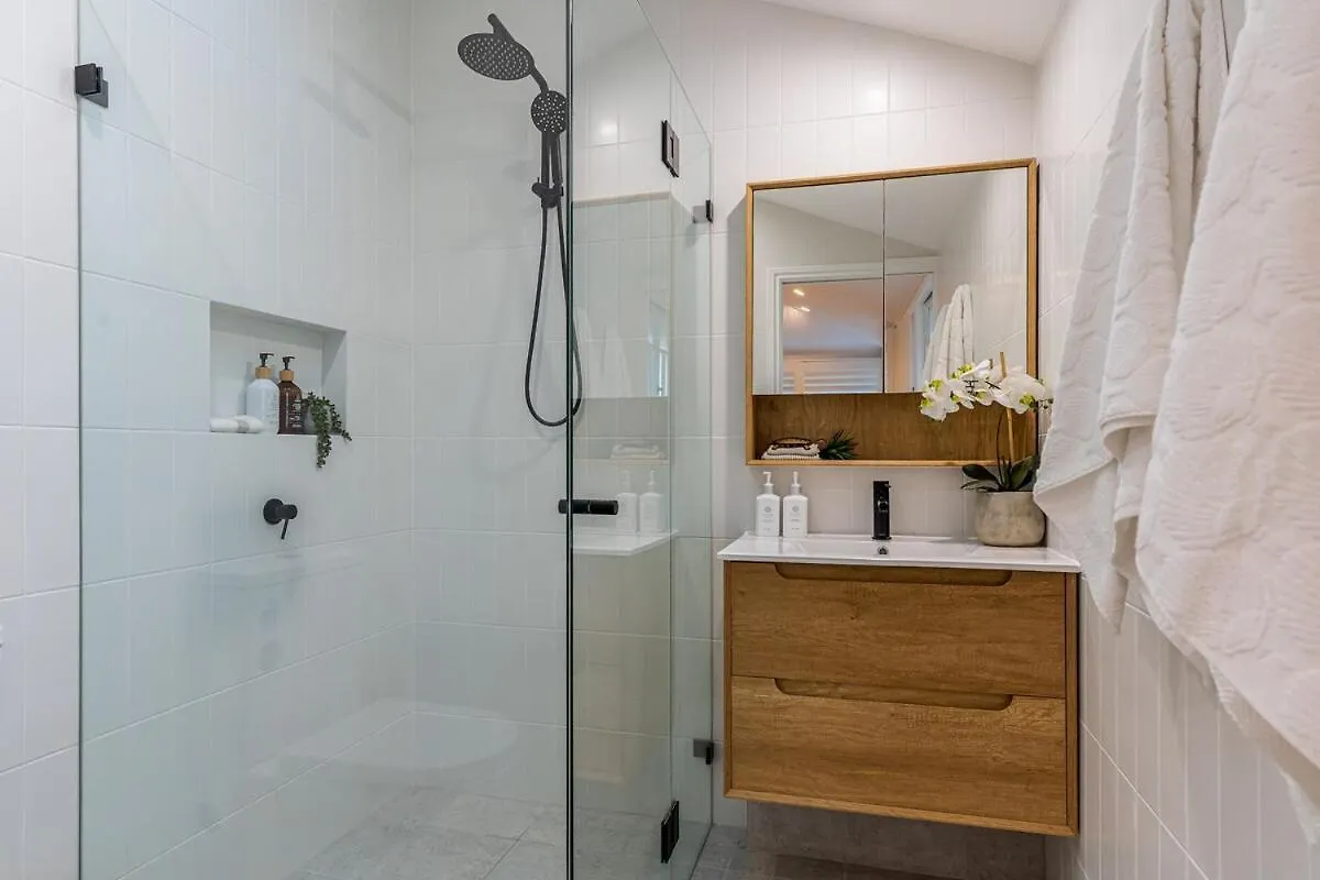 Holiday home Luxury Queenslander Awaits! Sleeps 8, 3 Car Parks Brisbane