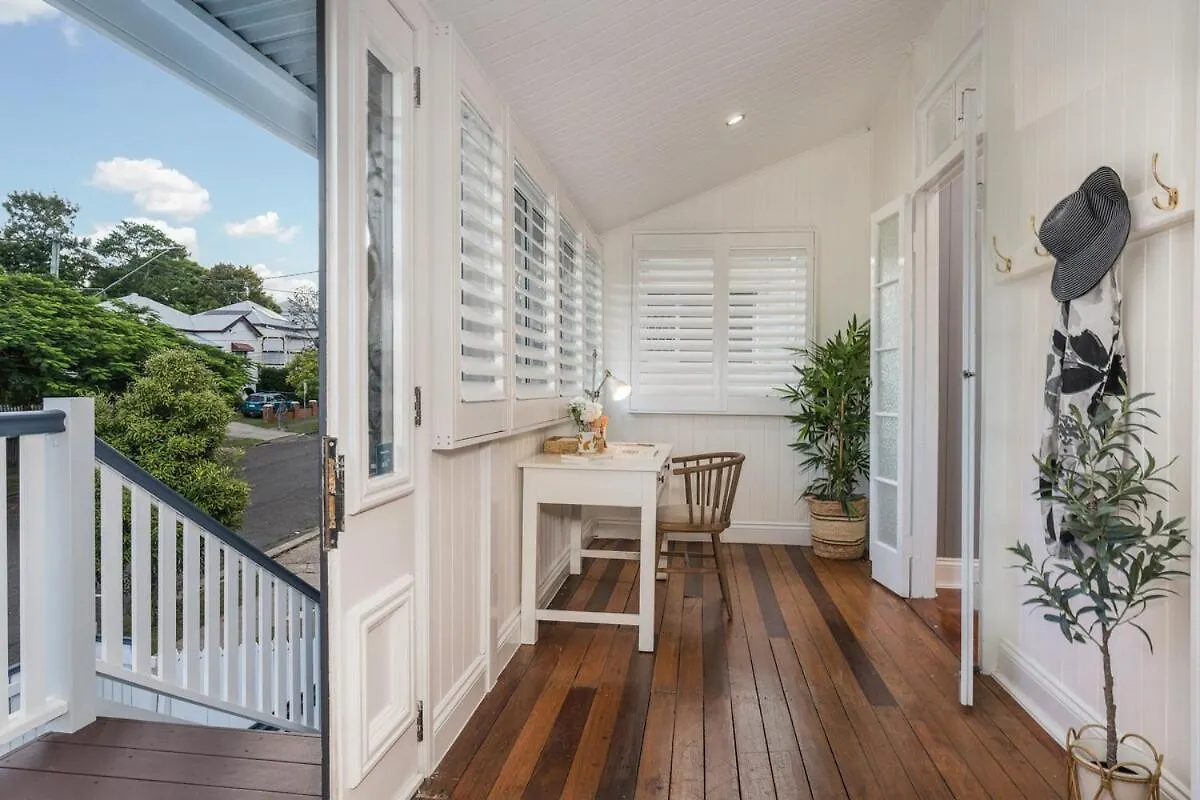 Luxury Queenslander Awaits! Sleeps 8, 3 Car Parks Brisbane Australia