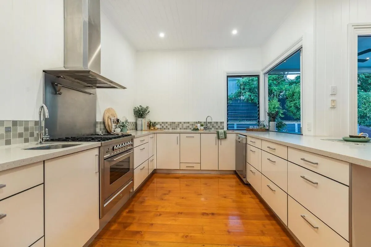 Holiday home Luxury Queenslander Awaits! Sleeps 8, 3 Car Parks Brisbane Australia