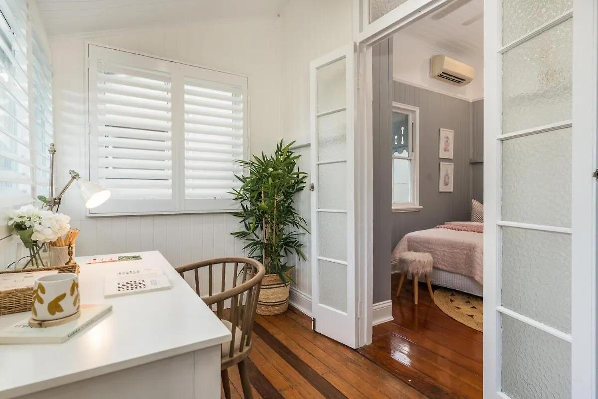 Luxury Queenslander Awaits! Sleeps 8, 3 Car Parks Brisbane