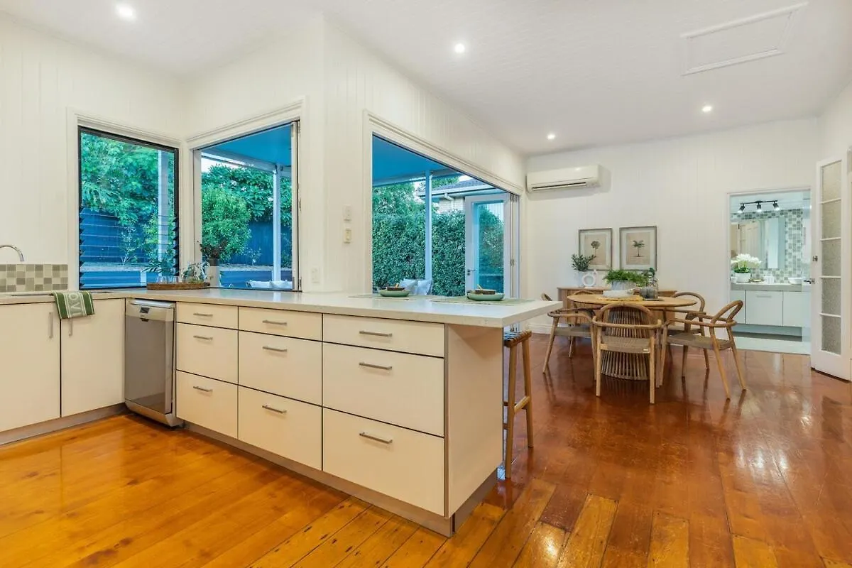 Luxury Queenslander Awaits! Sleeps 8, 3 Car Parks Brisbane Holiday home
