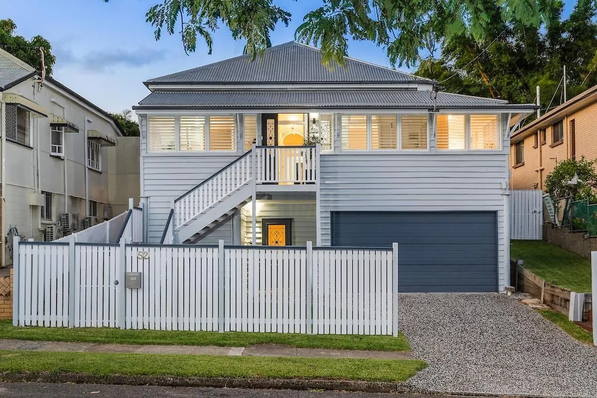 Luxury Queenslander Awaits! Sleeps 8, 3 Car Parks Brisbane