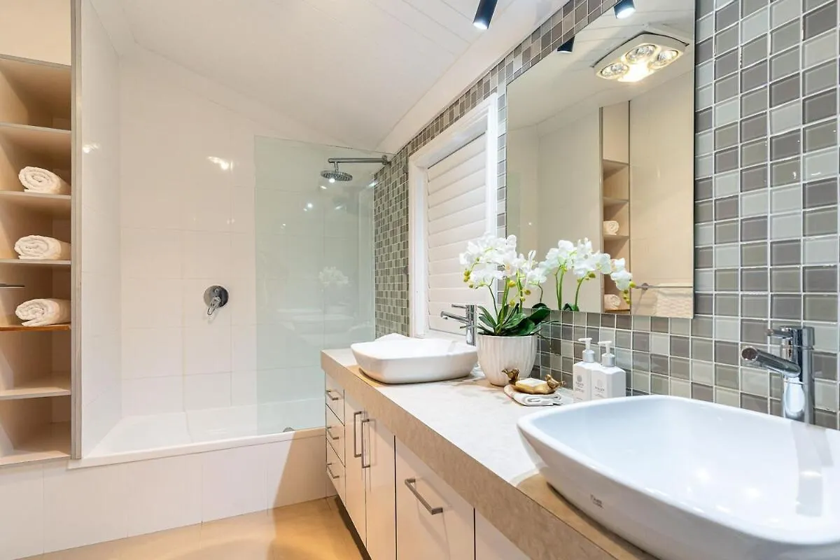 Luxury Queenslander Awaits! Sleeps 8, 3 Car Parks Brisbane Holiday home