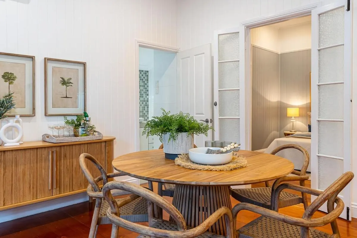 Holiday home Luxury Queenslander Awaits! Sleeps 8, 3 Car Parks Brisbane