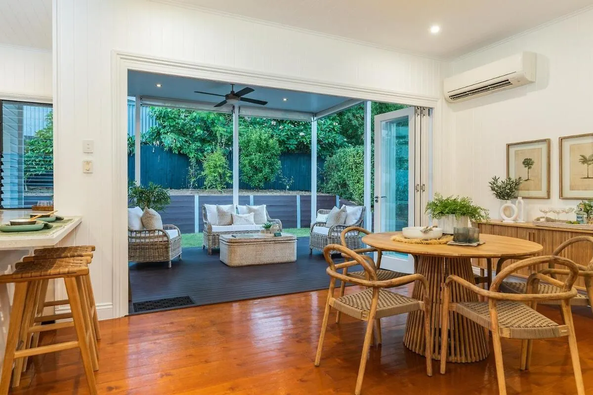 Luxury Queenslander Awaits! Sleeps 8, 3 Car Parks Brisbane