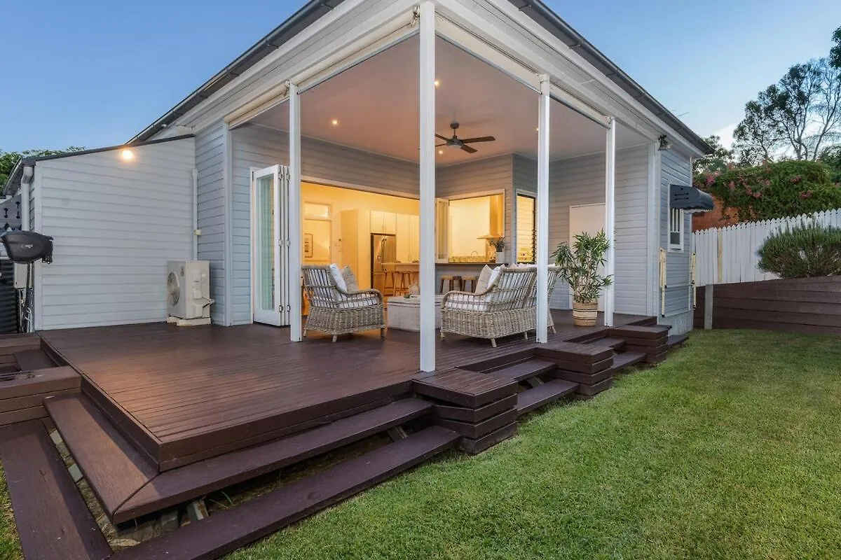 Luxury Queenslander Awaits! Sleeps 8, 3 Car Parks Brisbane Holiday home