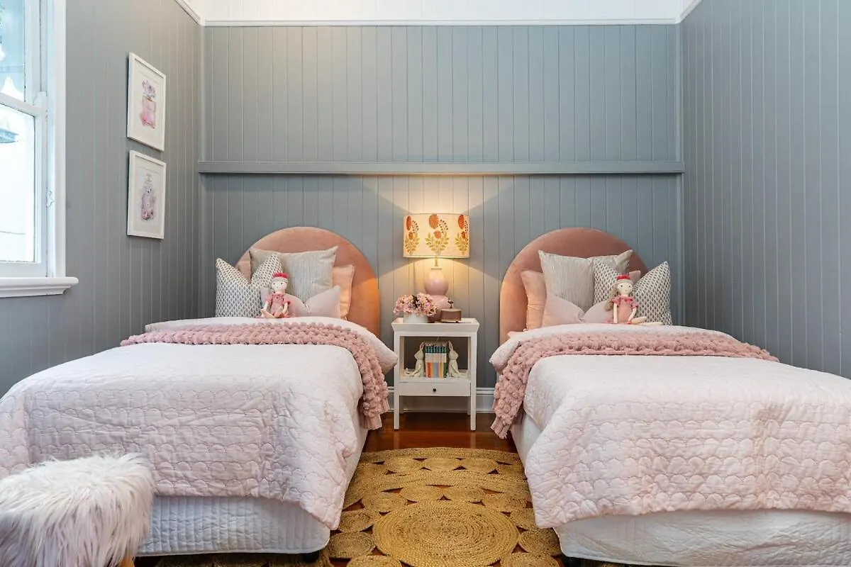 Luxury Queenslander Awaits! Sleeps 8, 3 Car Parks Brisbane Holiday home
