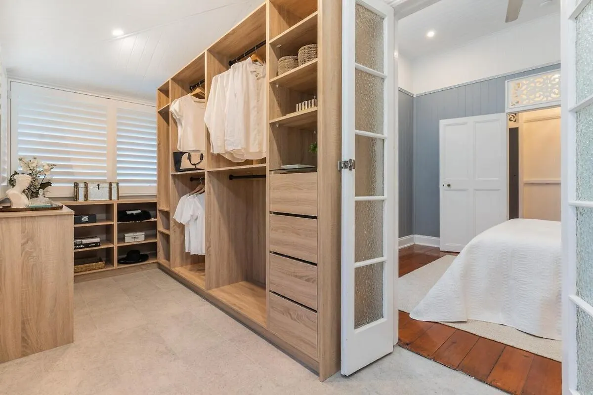 Luxury Queenslander Awaits! Sleeps 8, 3 Car Parks Brisbane 0*,  Australia