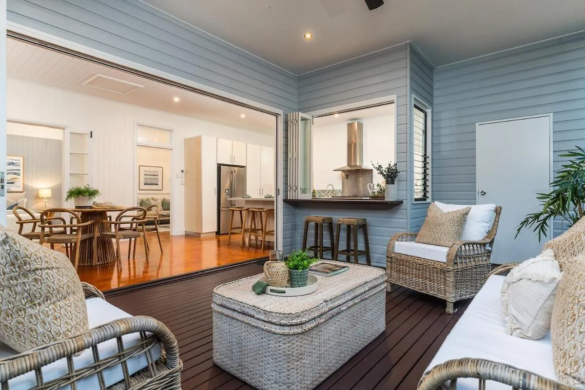 Holiday home Luxury Queenslander Awaits! Sleeps 8, 3 Car Parks Brisbane