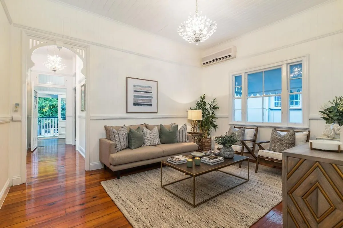 Luxury Queenslander Awaits! Sleeps 8, 3 Car Parks Brisbane